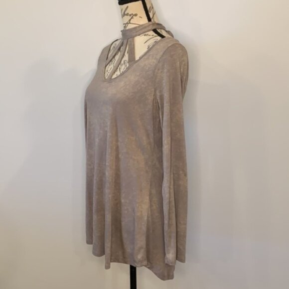 Andreé by Unit stretch knit top with cutout neckline and back tie M - Picture 2 of 8